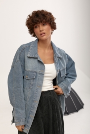 Джинсова жіноча куртка вільного фасону