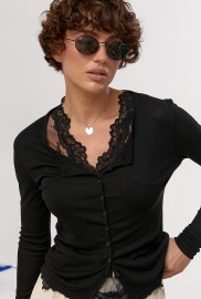 Легкий лонгслів на ґудзиках у комплекті з мереживною майкою