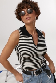 Смугаста в'язана майка-поло із блискавкою на горловині