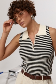 Смугаста в'язана майка-поло із блискавкою на горловині