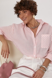 Сорочка в клітинку з вишитим надписом на спині