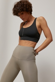 Спортивний топ з чашечками на бретелях