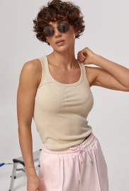 В'язана майка в рубчик із декоративним швом на спині