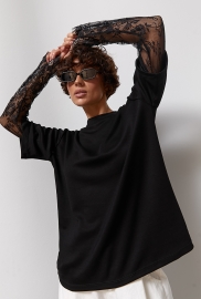 Трикотажний лонгслів з мереживними вставками на рукавах