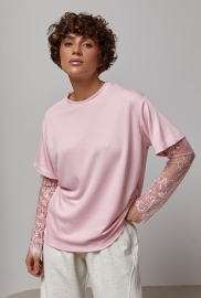 Трикотажний лонгслів з мереживними вставками на рукавах