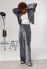 Велюровий спортивний костюм із коротким худі та широкими штанами Велюровий спортивний костюм із коротким худі та широкими штанами