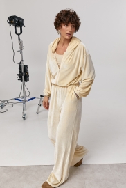 Велюровий спортивний костюм із коротким худі та широкими штанами Велюровий спортивний костюм із коротким худі та широкими штанами