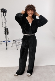 Велюровий спортивний костюм із коротким худі та широкими штанами Велюровий спортивний костюм із коротким худі та широкими штанами