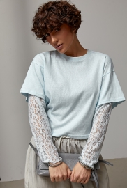 Короткий однотонний лонгслів із мереживними рукавами Короткий однотонний лонгслів із мереживними рукавами