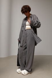 Вільний котоновий костюм із сорочки на кнопках і прямих штанів Вільний котоновий костюм із сорочки на кнопках і прямих штанів