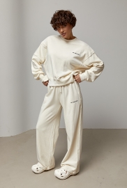 Вільний спортивний костюм з рваними елементами Вільний спортивний костюм з рваними елементами