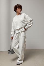 Вільний спортивний костюм з рваними елементами Вільний спортивний костюм з рваними елементами