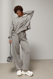 Вільний спортивний костюм з рваними елементами Вільний спортивний костюм з рваними елементами