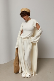 Легкий костюм із довгого кардигана, футболки та широких штанів Легкий костюм із довгого кардигана, футболки та широких штанів