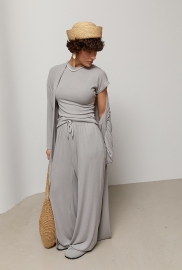 Легкий костюм із довгого кардигана, футболки та широких штанів Легкий костюм із довгого кардигана, футболки та широких штанів