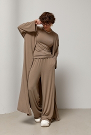 Легкий костюм із довгого кардигана, футболки та широких штанів Легкий костюм із довгого кардигана, футболки та широких штанів