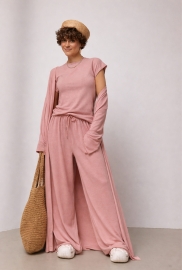 Легкий костюм із довгого кардигана, футболки та широких штанів