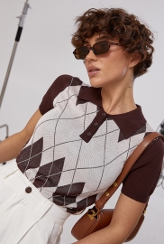 В'язана футболка-поло з ромбами В'язана футболка-поло з ромбами