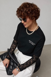 Лонгслів з написом із мереживними рукавами