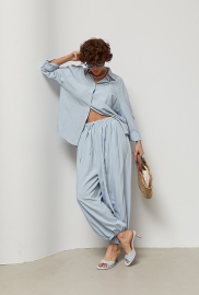 Вільний костюм із сорочкою та штанами-аладінами