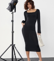 Силуетна сукня міді з квадратною горловиною
