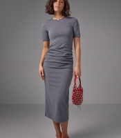 Силуетна сукня міді з драпіруванням