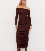Силуетна сукня з драпіруванням і відкритими плечима