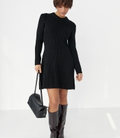 Жіноча в'язана коротка сукня в рубчик