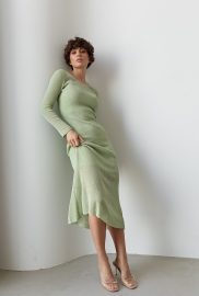 Довга приталена сітчаста сукня