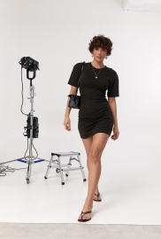 Трикотажна приталена сукня з акцентними плечима