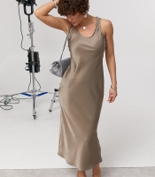 Однотонна сатинова довга сукня