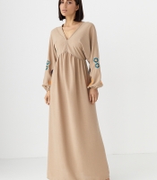 Довга сукня з вишитими квітами