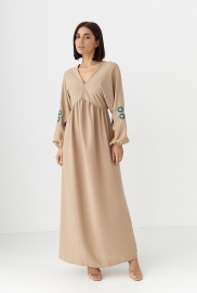 Довга сукня з вишитими квітами