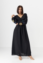 Довга сукня з вишитими квітами