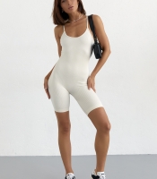 Жіночий спортивний комбінезон на бретелях