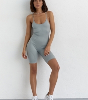 Жіночий спортивний комбінезон на бретелях