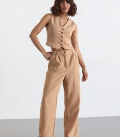 Жіночий брючний костюм із жилеткою