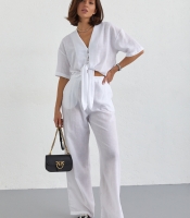 Жіночий літній костюм із брюками та блузкою на зав'язках