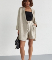 Жіночий костюм з подовженим піджаком та шортами