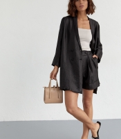 Жіночий костюм з подовженим піджаком та шортами