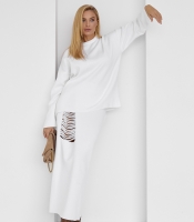 Жіночий спідничний костюм з оригінальним декором