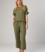 Літній костюм з брюками та футболкою