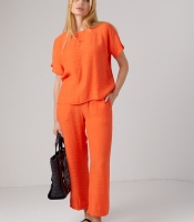 Літній костюм з брюками та футболкою