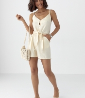 Літній костюм із топом на зав'язках і шортами