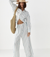 Літній костюм у смужку зі штанами та сорочкою
