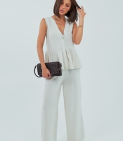 Класичний костюм із жилеткою з оборками та штанами