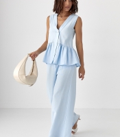 Класичний костюм із жилеткою з оборками та штанами