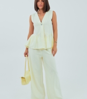 Класичний костюм із жилеткою з оборками та штанами