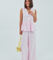 Класичний костюм із жилеткою з оборками та штанами