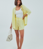 Однотонний костюм із сорочкою та шортами